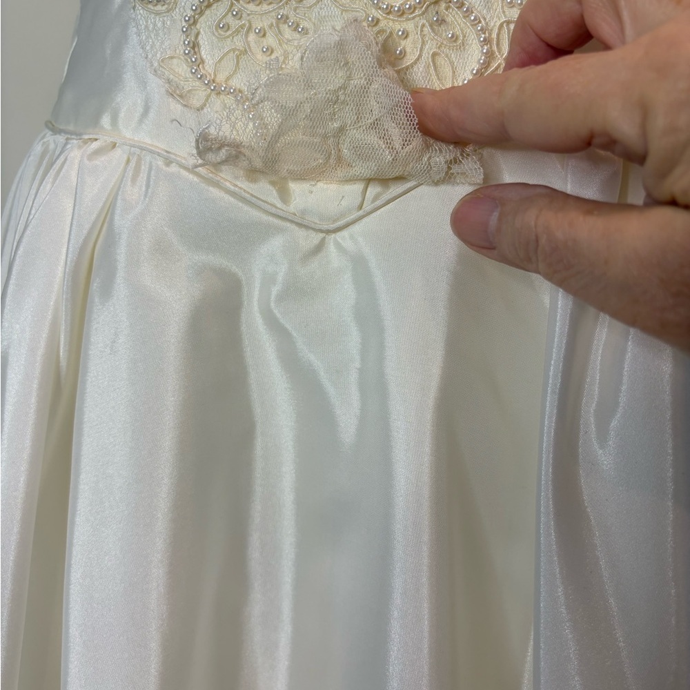 White Satin Look Wedding Dress with Romantic Lace Details. Vintage. Size 8 - Picture 8 of 16